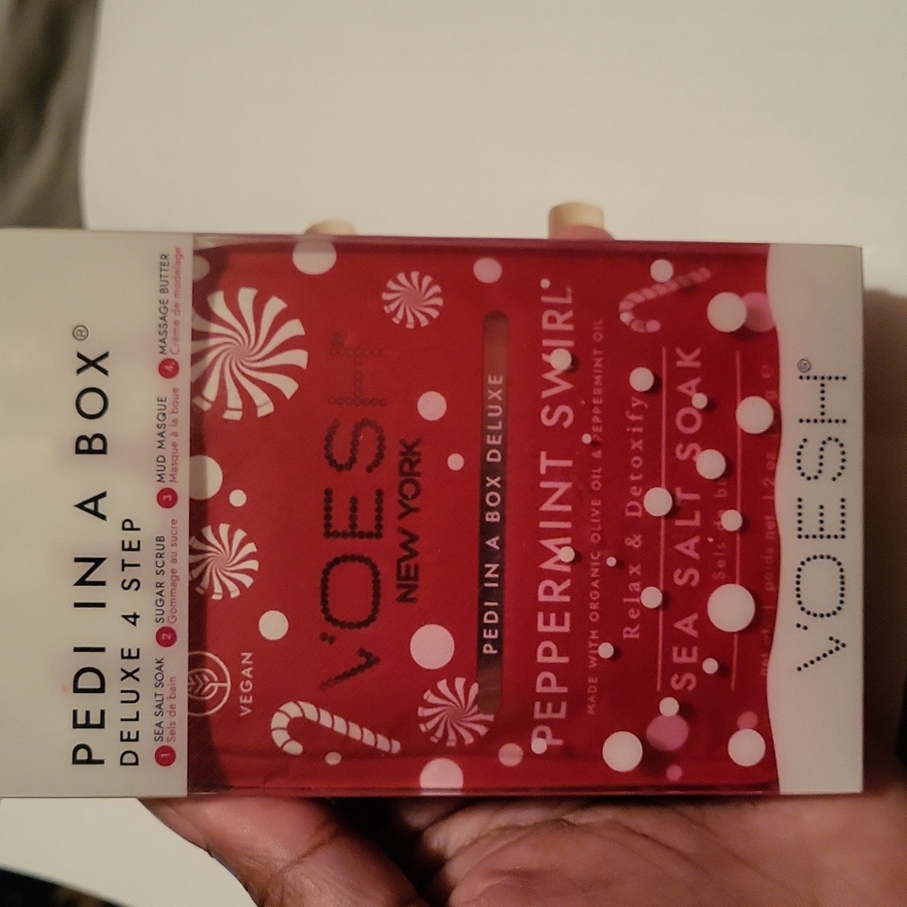 Voesh Pedi in a Box Deluxe 4 Step Peppermint Swirl